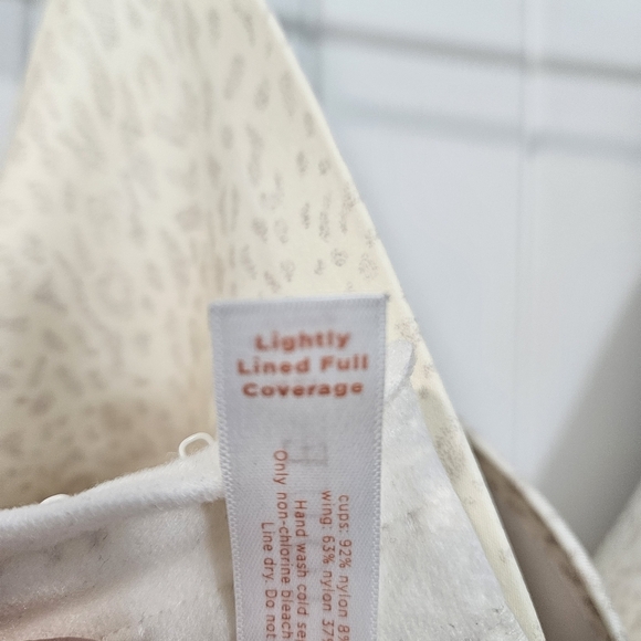 Cacique By Lane Bryant Cream Animal Print  Back smoothing Underwire Bra 42F - Picture 8 of 8